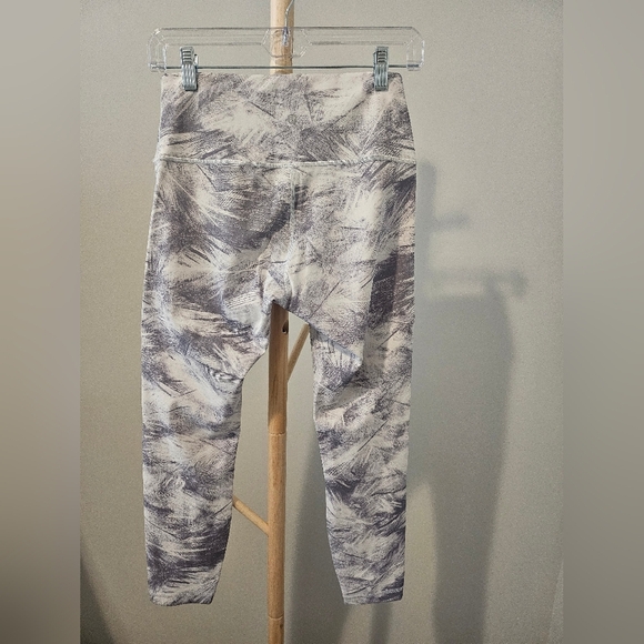 Lululemon Wunder Under High Rise Crop, Size 8 - Picture 4 of 5